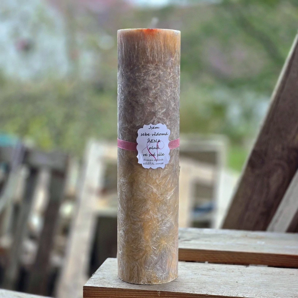 Energetická svíčka s křišťálem JSEM SEBEVĚDOMÁ ŽENA PLNĚ VE SVÉ SÍLE 