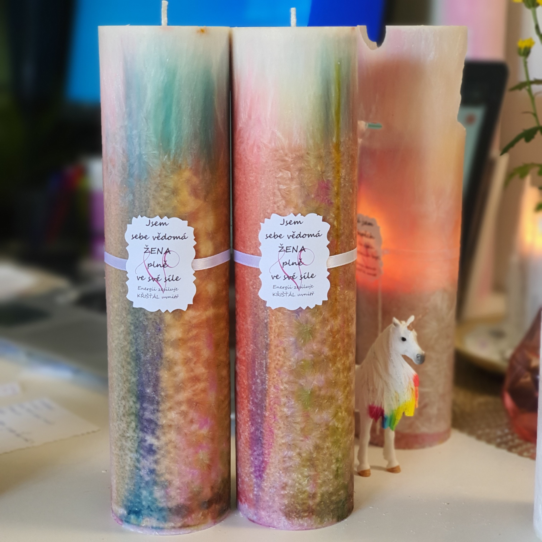 Energetická svíčka s křišťálem JSEM SEBEVĚDOMÁ ŽENA PLNĚ VE SVÉ SÍLE 