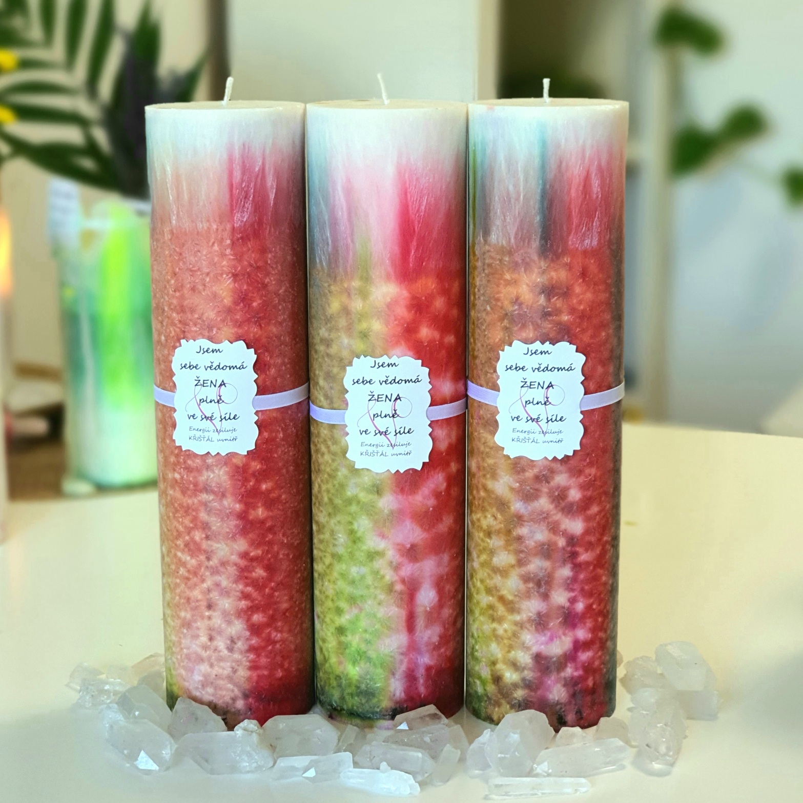 Energetická svíčka s křišťálem JSEM SEBEVĚDOMÁ ŽENA PLNĚ VE SVÉ SÍLE 